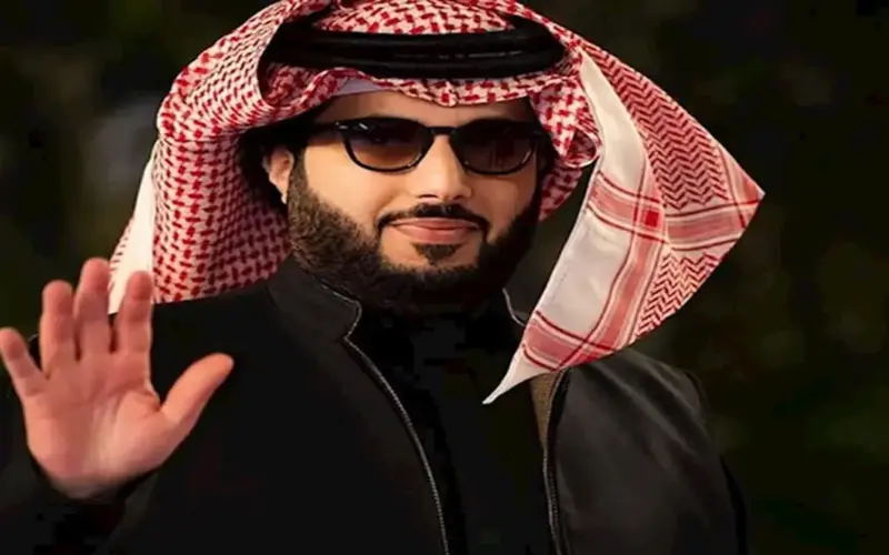 تركي آل الشيخ يروج لمسرحية “البقاء للأصيع” ضمن فعاليات بطولة كأس العالم للرياضات الإلكترونية